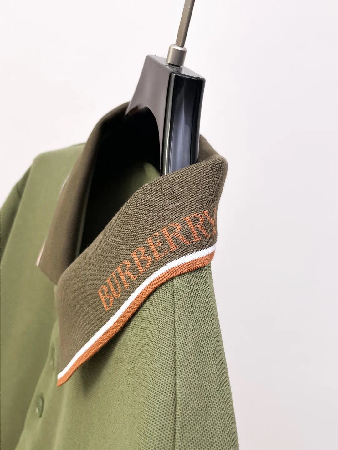 Burberry New Arrival Polo shirt, complete with three labels, original fabric, original customized accessories, official Same Style, made of 210g pure cotton pique fabric, customized same-tank dyed fabric, very comfortable and smooth to the touch, very wide and stylish, produced by the first-line brand Factory, imported Behringer embroidery machine, embroidery is full and textured, the collar rib is woven with imported yarn, does not deform after long-term wear, the most New Arrival style in spring and summer, fashionable and individual Super Versatile and good-looking. It is very suitable for both men and women. It is a must-have for everyone. Size: S-XXL